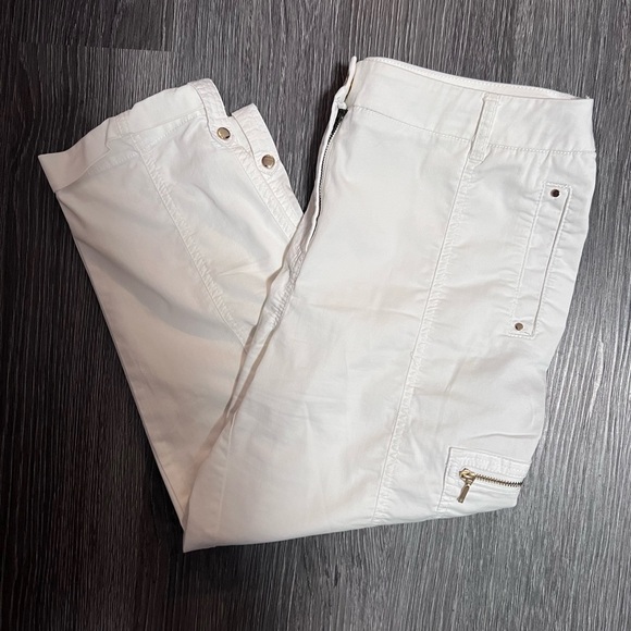 shorts. white color with gold details. size 1p excellent condition - Picture 2 of 8